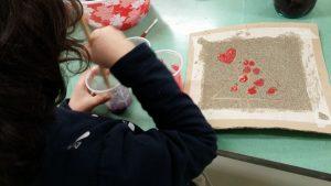 Bambina disegna su cartone Rajapack